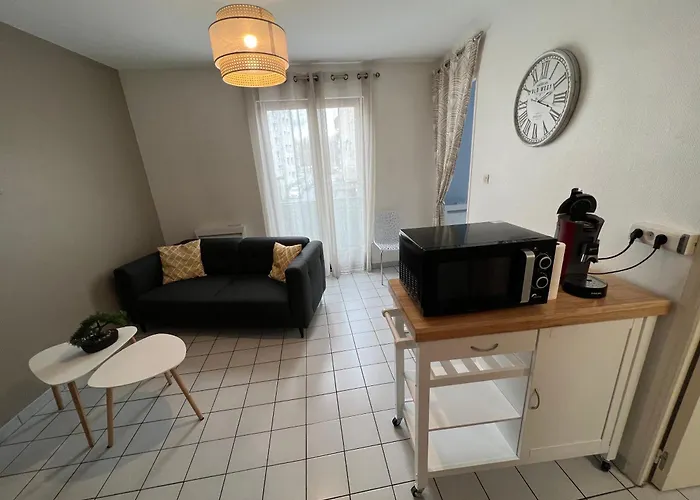 En Face Du Palais Des Sport