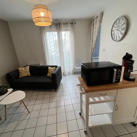 En Face Du Palais Des Sport